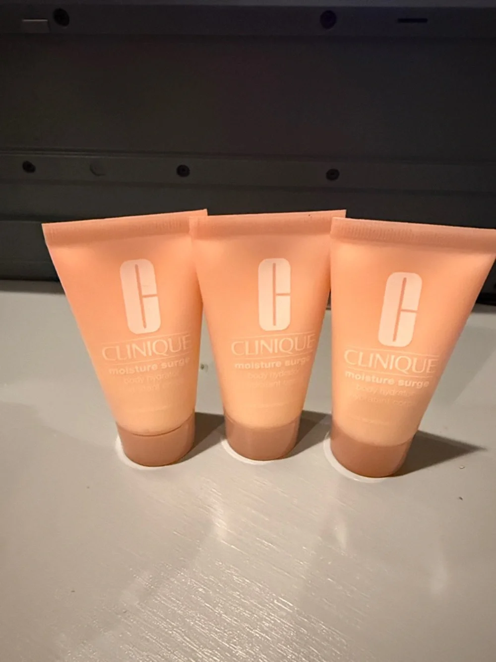 NEW 3x 1.0 oz Clinique Moisture Surge Body Hydrator Lotion With Hyaluronic Acid - Picture 2 of 2